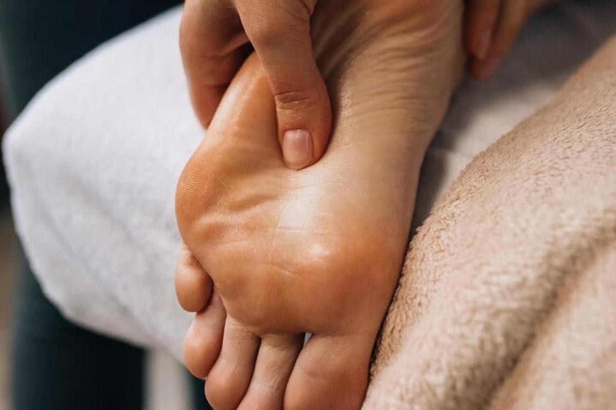 un uomo con il piede sul dorso del braccio