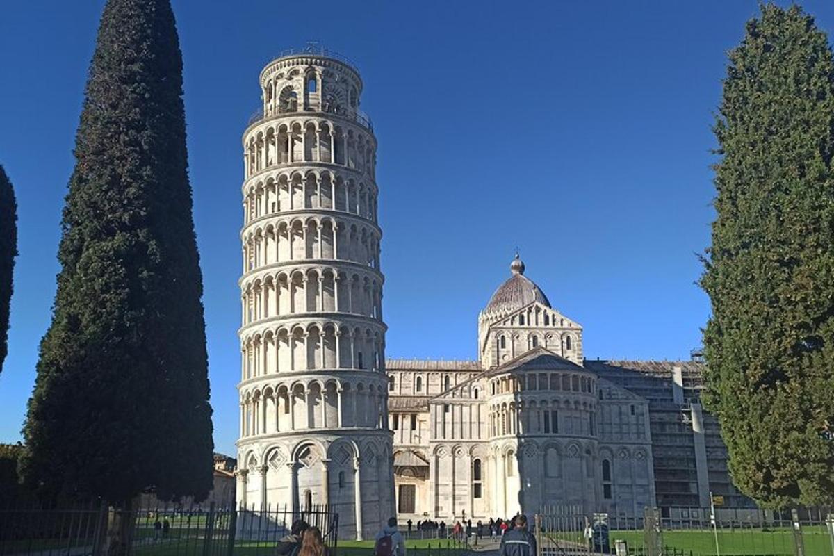 hoone, millel on Pisa kaldtorn