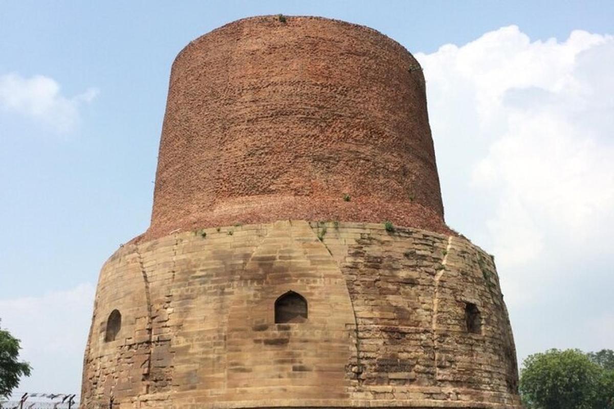 menara bata besar dengan puncak merah