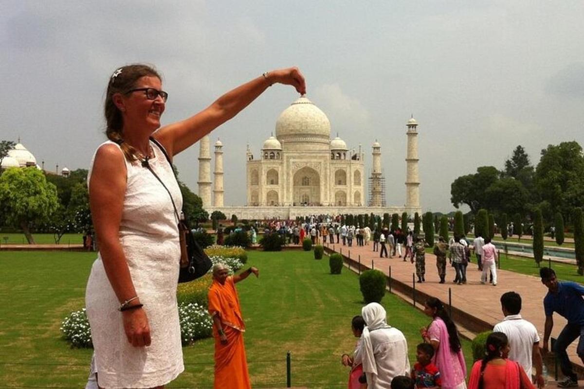 isang babaeng nakatayo sa harap ng taj mahal