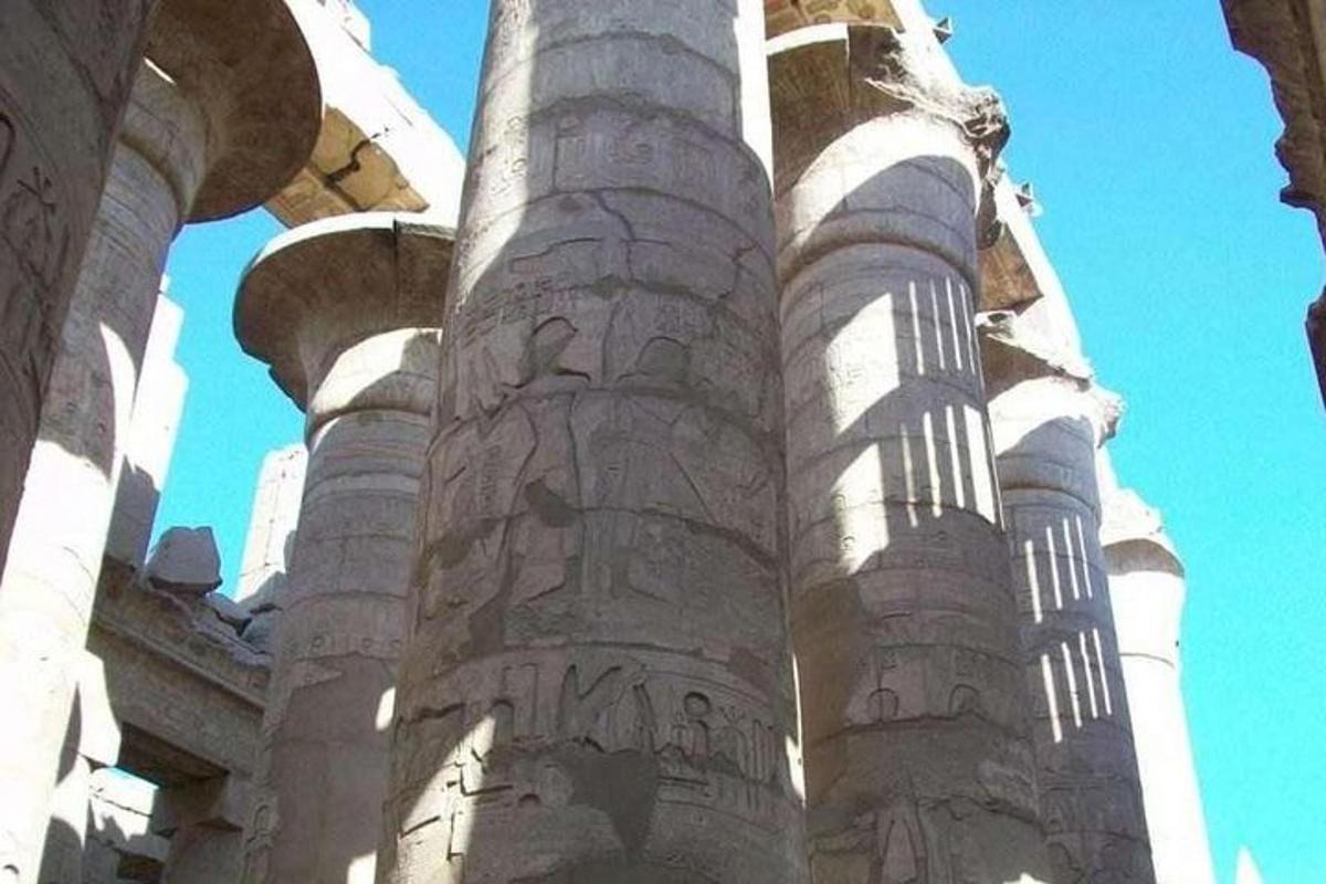 um edifício com uma coluna alta na frente