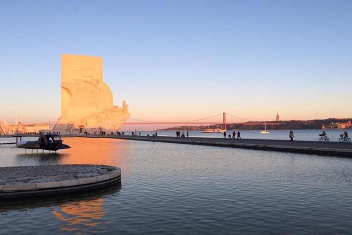 un tramonto sull'acqua con un monumento sullo sfondo