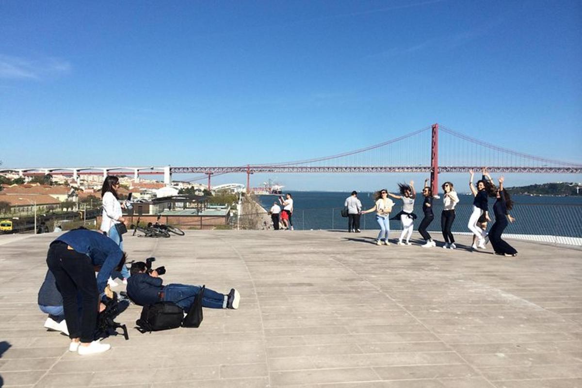 un gruppo di persone che scattano foto davanti a un ponte