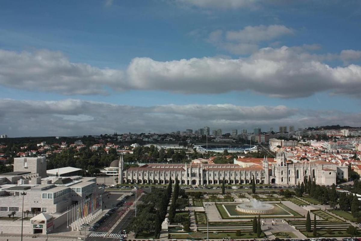 una vista aerea di una città con edifici