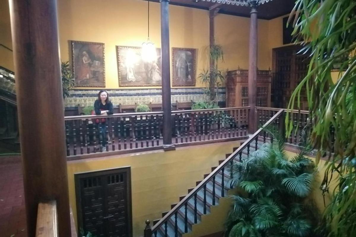 một người phụ nữ đứng trên ban công trong một tòa nhà
