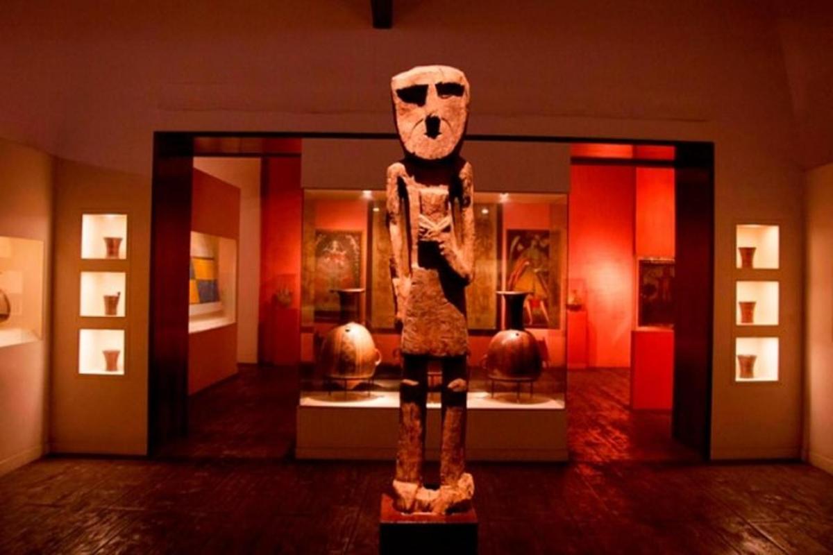 en statue af et skelet i en museumsudstilling