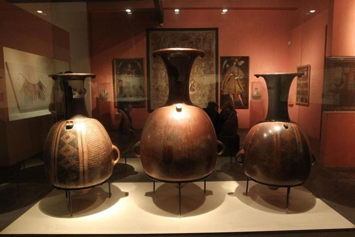 Δύο βάζα εκτίθενται σε ένα μουσείο