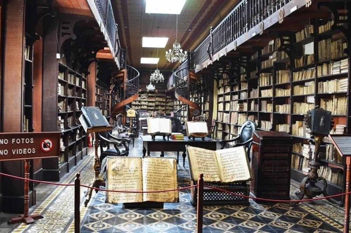 μια βιβλιοθήκη γεμάτη με πολλά βιβλία σε έκθεση