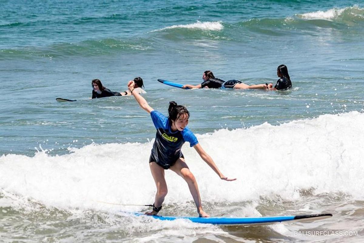 kobieta surfująca na fali w oceanie