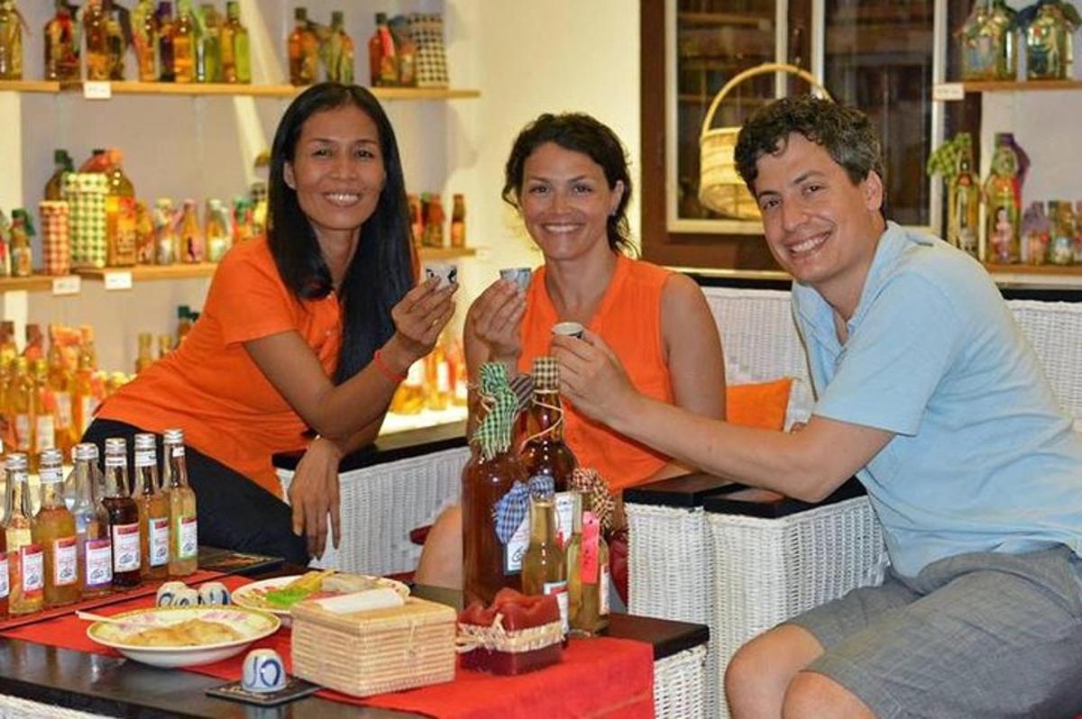 isang grupo ng tatlong tao na nakaupo sa isang bar