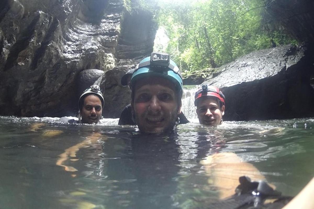 tre uomini nell'acqua in una grotta