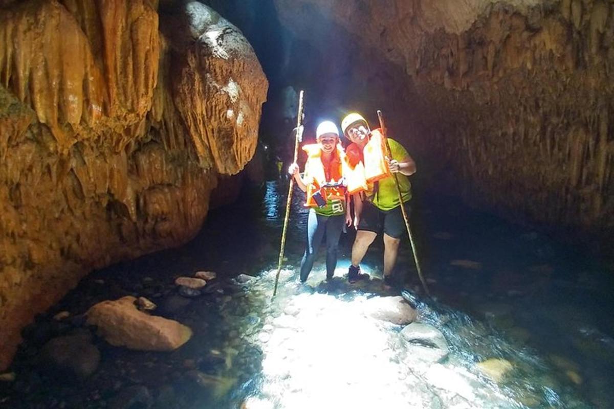 due persone in piedi nell'acqua in una grotta