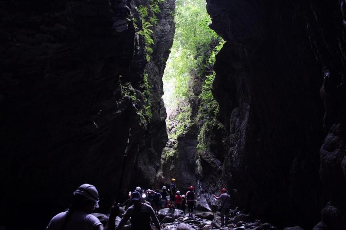 un gruppo di persone che camminano in una grotta