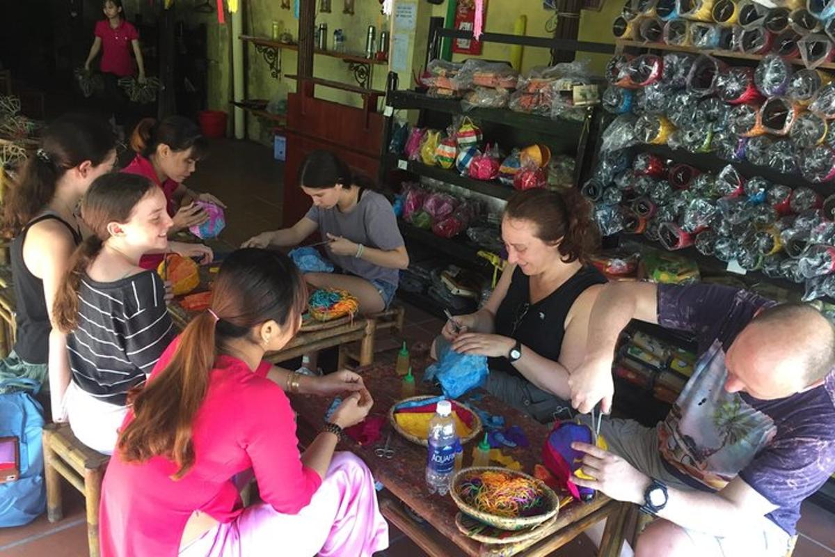 un grup de persones assegudes al voltant d'una taula en una botiga