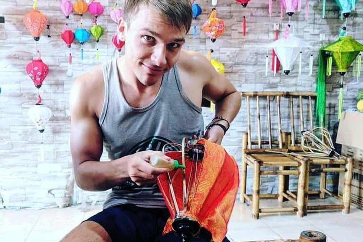 muž sedící na podlaze s drakem