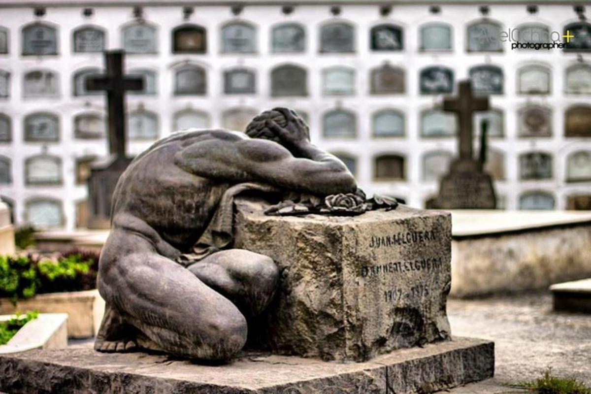 socha ženy sedící na vrcholu monumentu