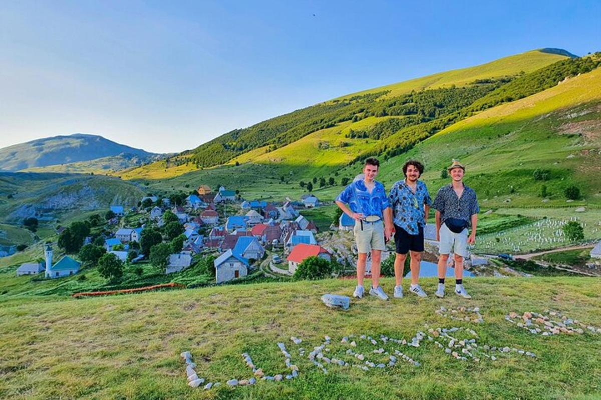 tři muži stojící na kopci s nápisem „pomoc“