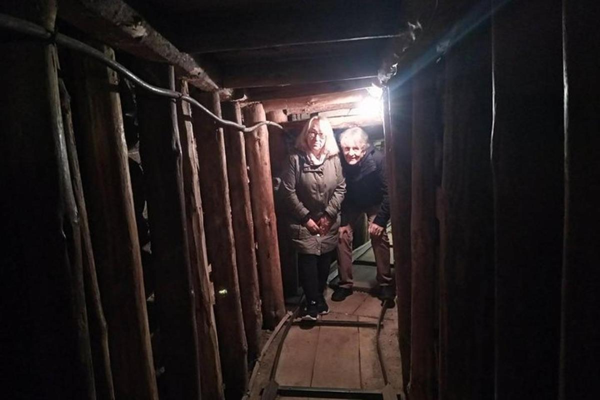 muž a žena stojící v temném tunelu