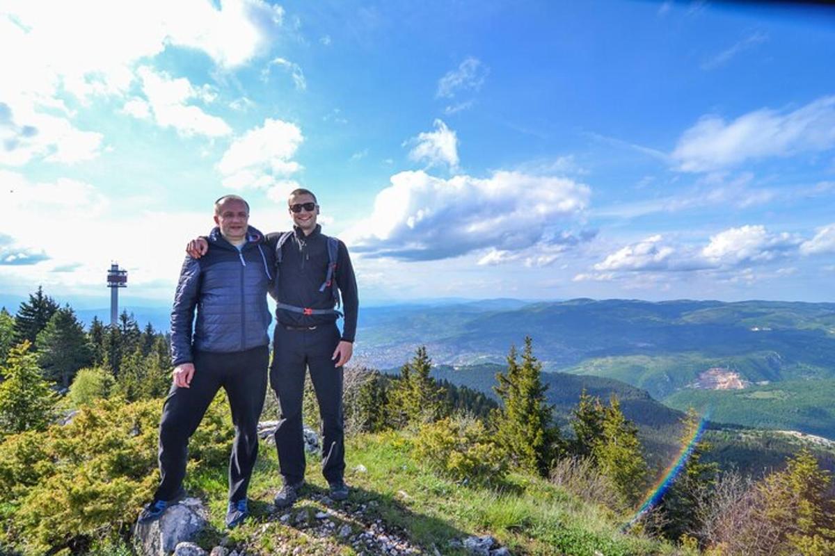 muž a žena stojící na vrcholu hory