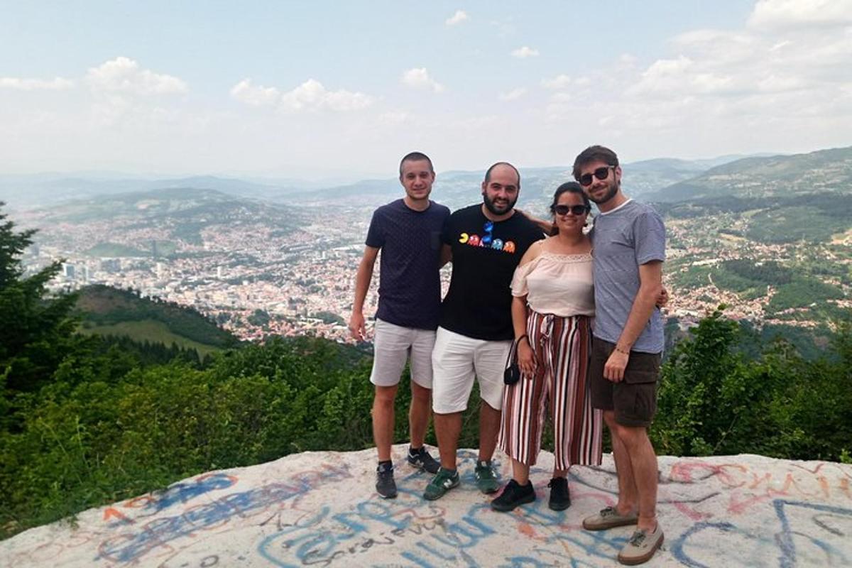 skupina lidí stojící na vrcholu hory