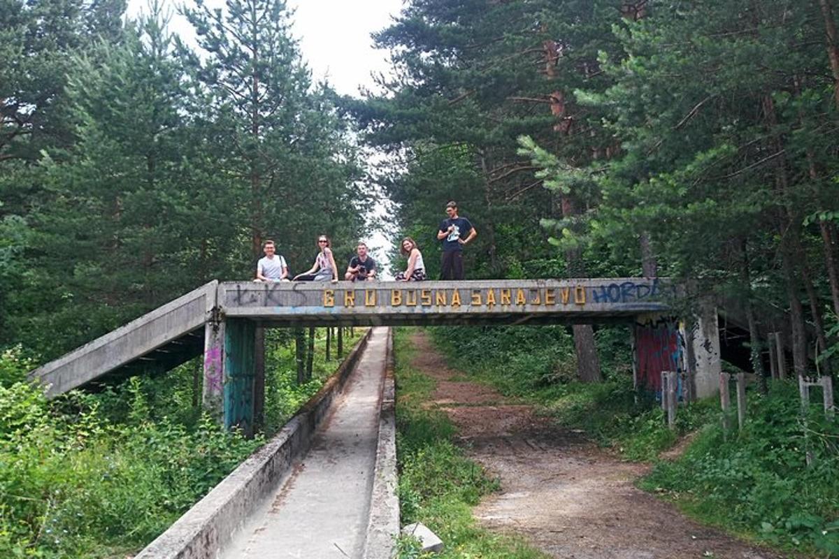 Un grupo de personas de pie en lo alto de un puente.