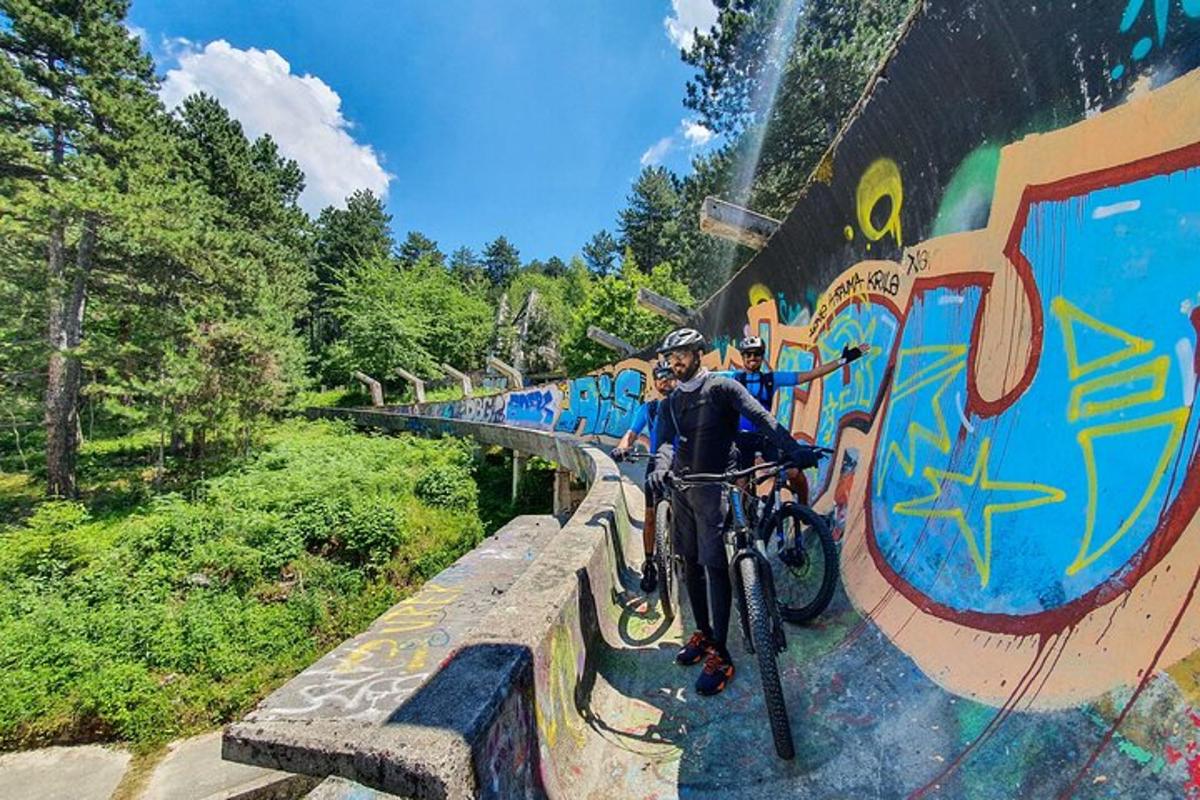 o persoană care merge cu bicicleta pe un perete cu graffiti