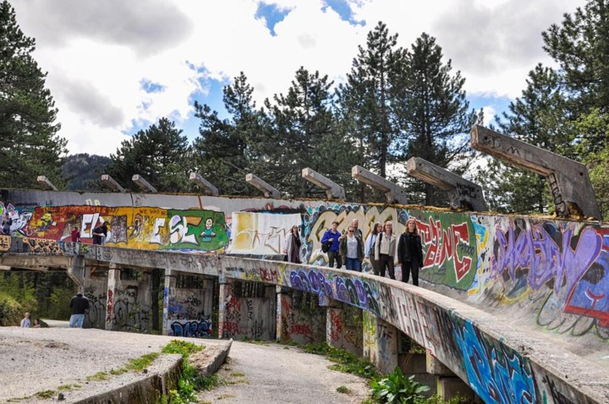 grafitiga kaetud sild, millel seisavad inimesed