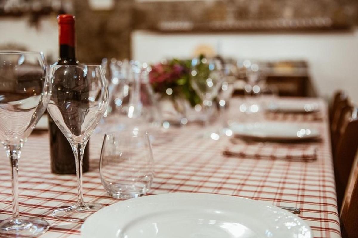 o masă cu pahare și o sticlă de vin
