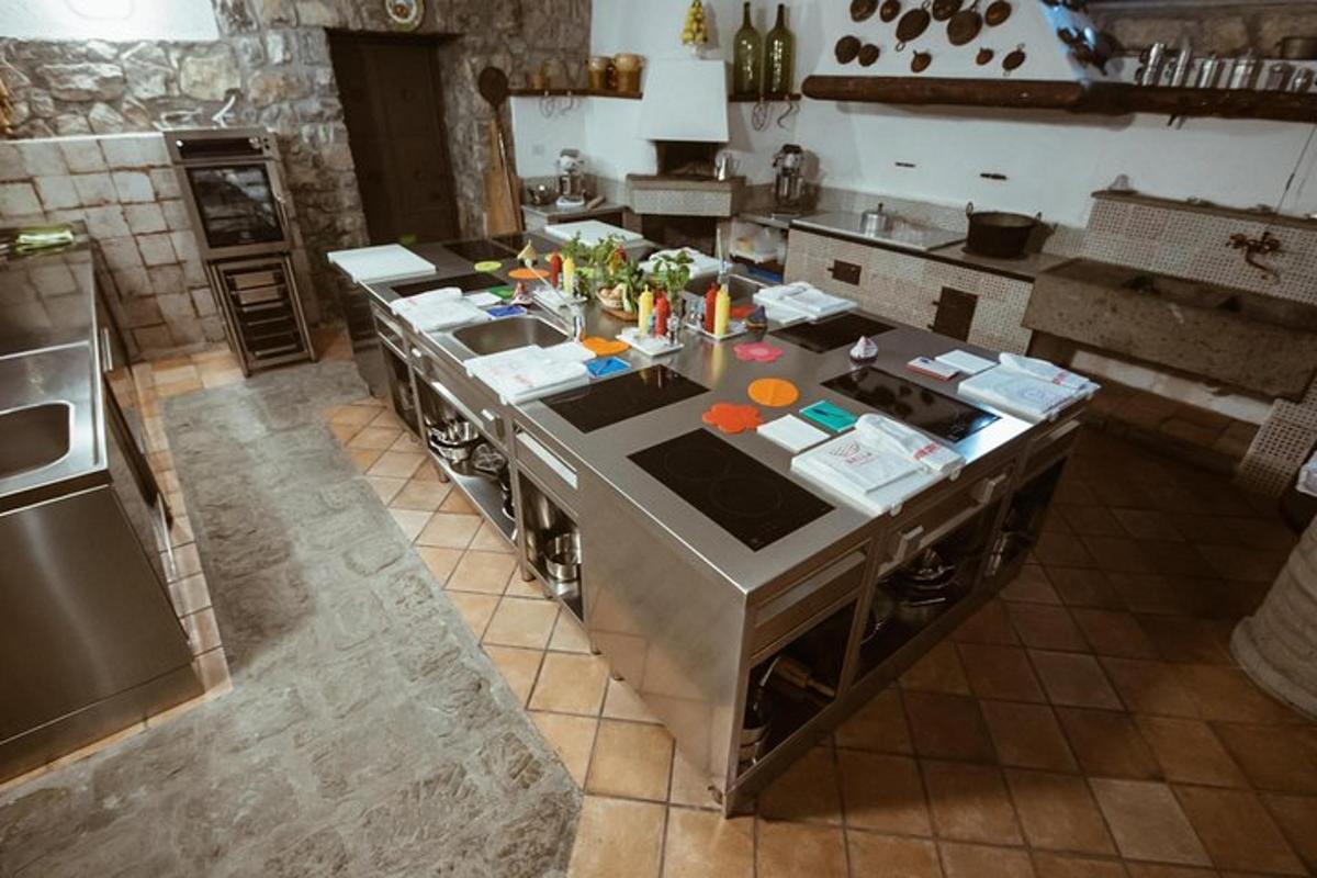 een keuken met een kookeiland in het midden van de keuken