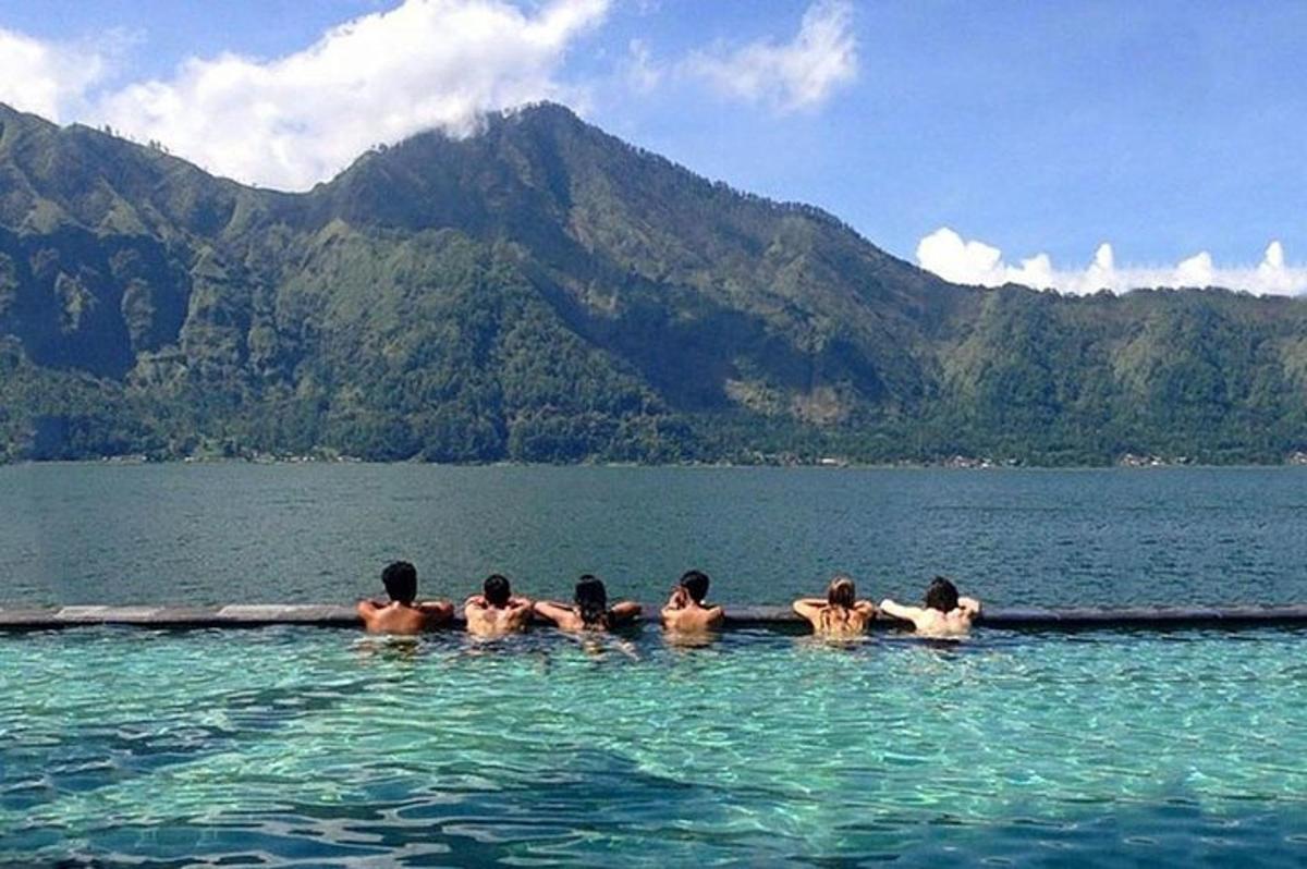 Un grupo de personas de pie en el agua