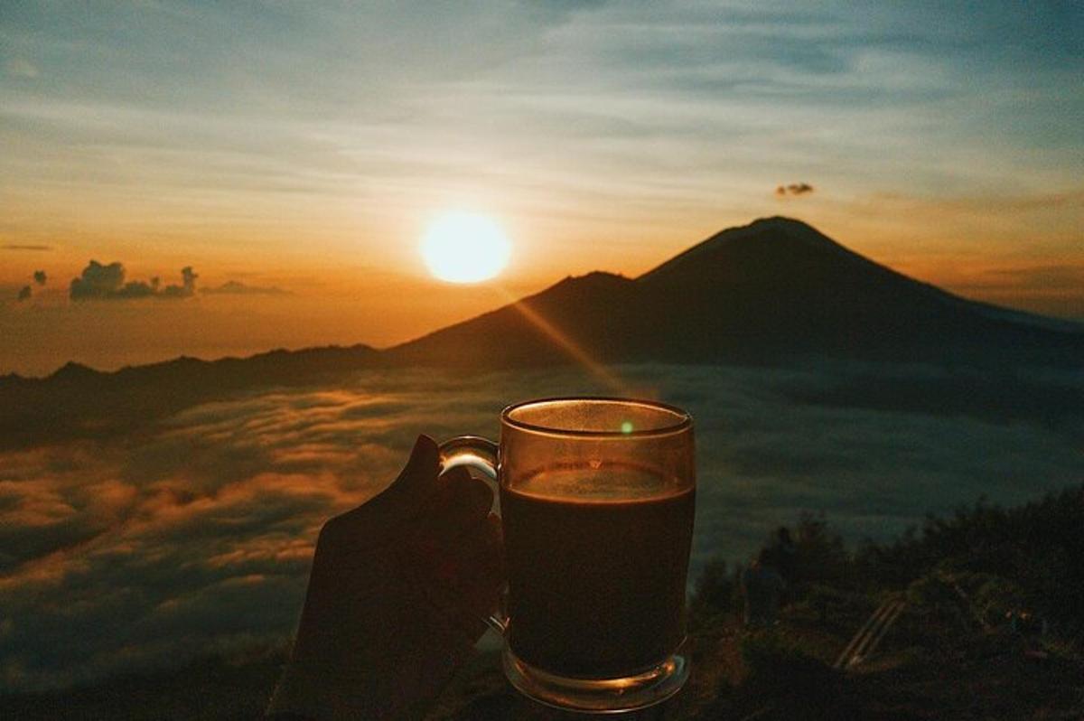 一个人在山前拿着一杯啤酒