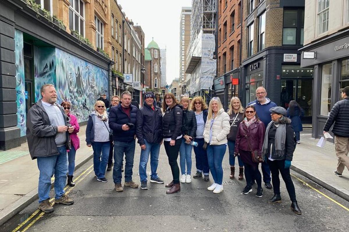 un gruppo di persone che camminano lungo una strada cittadina