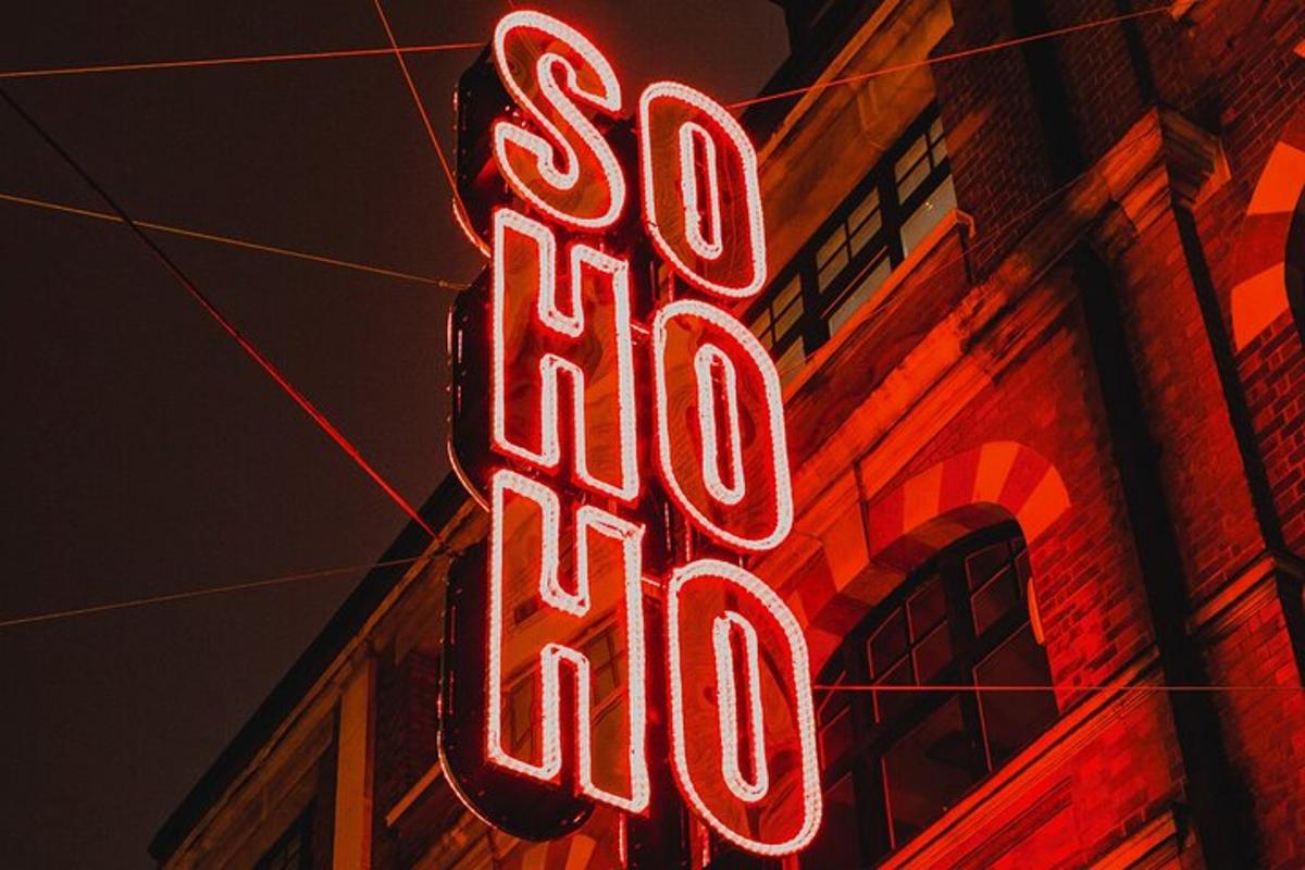 un'insegna al neon sul lato di un edificio