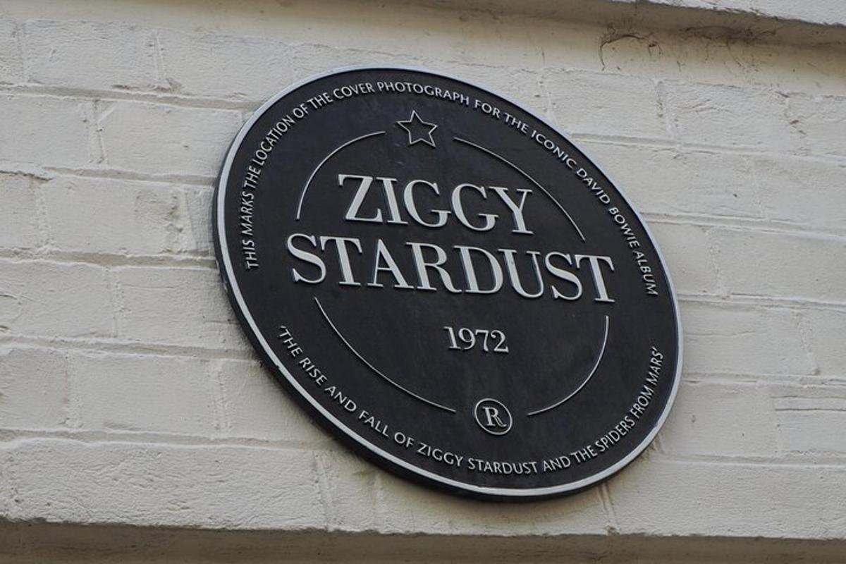 ein Schild für Azasy Starburst hängt an einer Wand