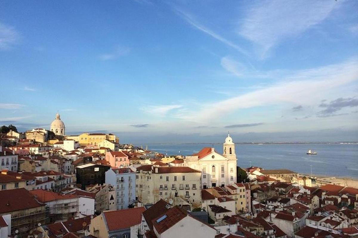 pohled na město s budovami a oceánem