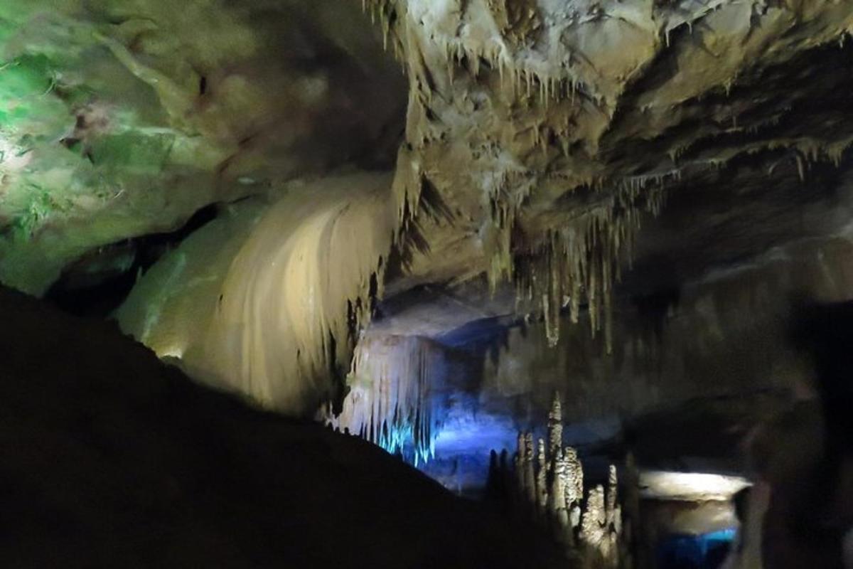 una vista di una grotta con ghiaccio e acqua