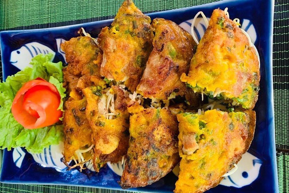 揚げ物とサラダを乗せた青い皿