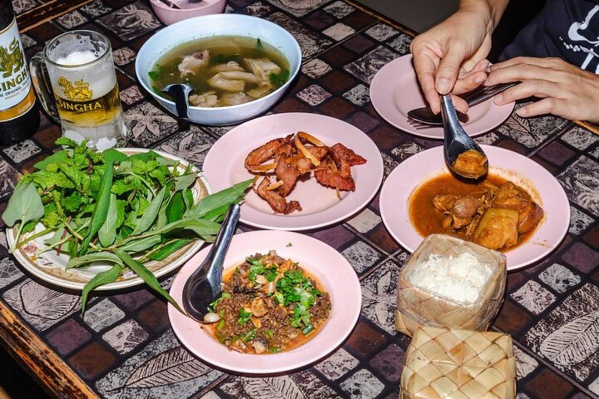 桌子上摆满了食物