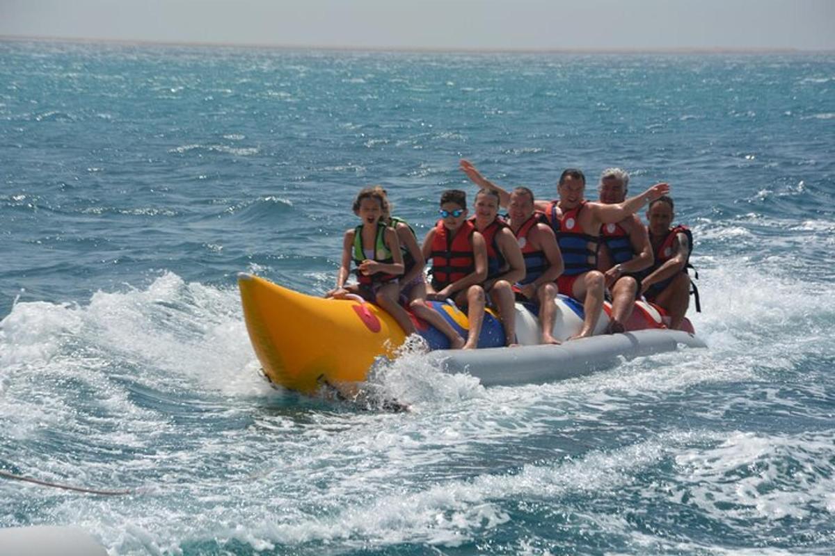 Un grupo de personas viajando en una balsa en el agua