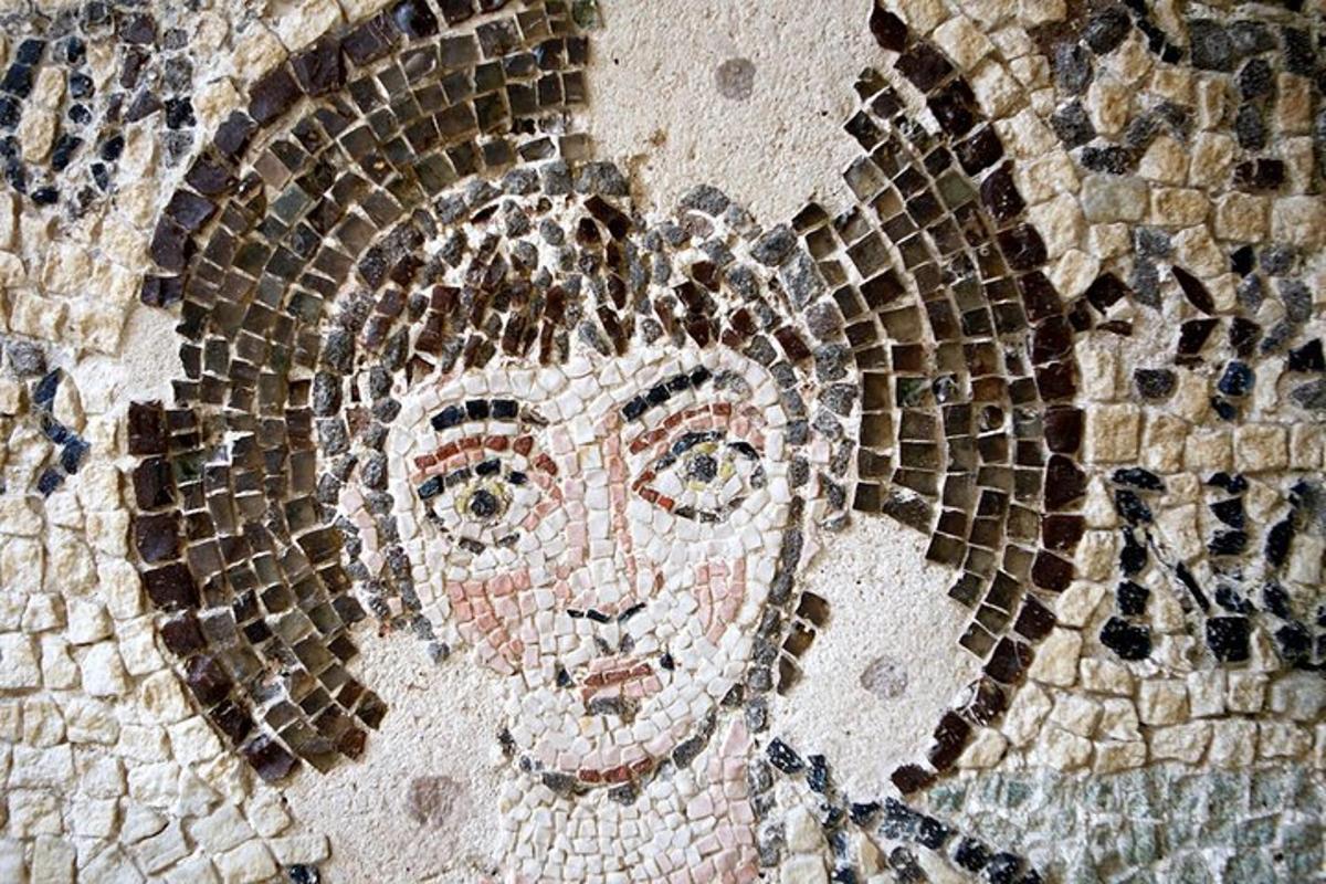 et mosaikportræt af en kvinde på en væg
