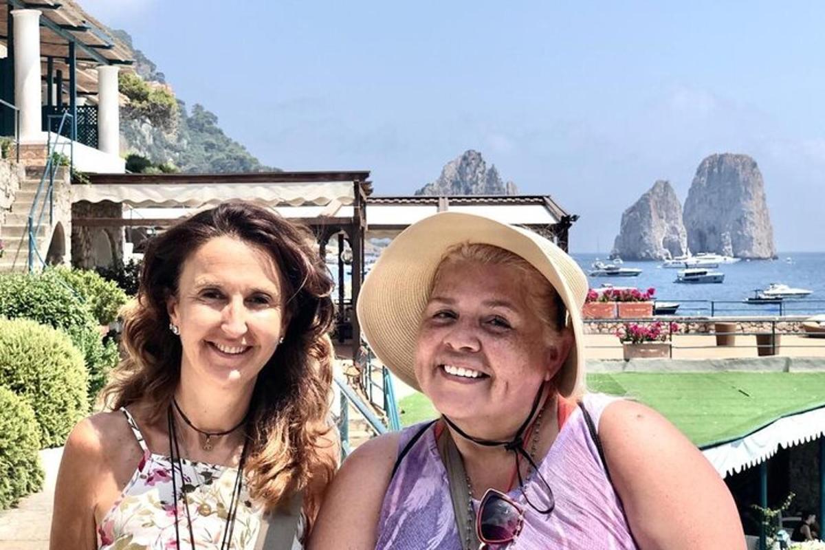 Δύο γυναίκες στέκονται η μία δίπλα στην άλλη μπροστά στον ωκεανό