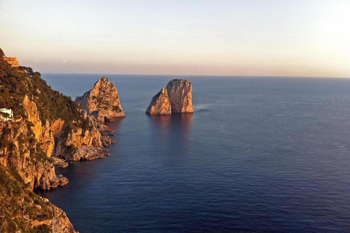 una vista aerea dell'oceano con grandi rocce