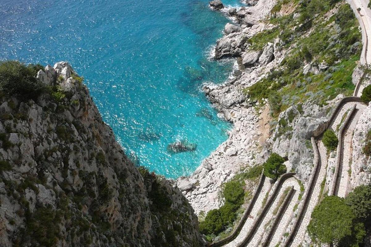 una vista aerea dell'oceano su una montagna