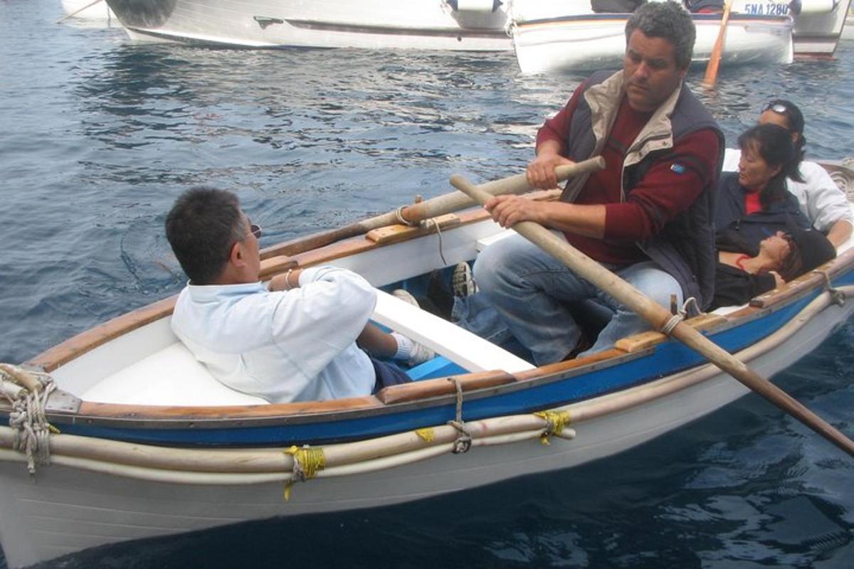 un gruppo di persone su una barca in acqua