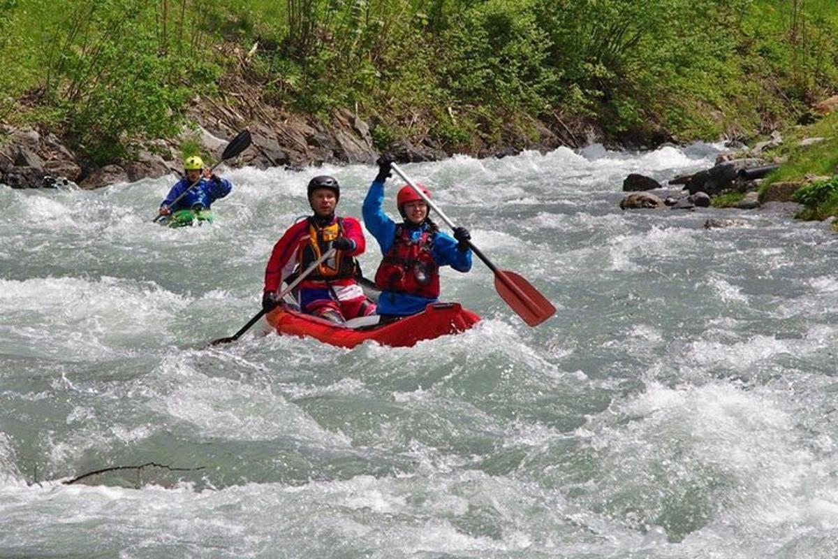Dos personas están en un kayak en un río.