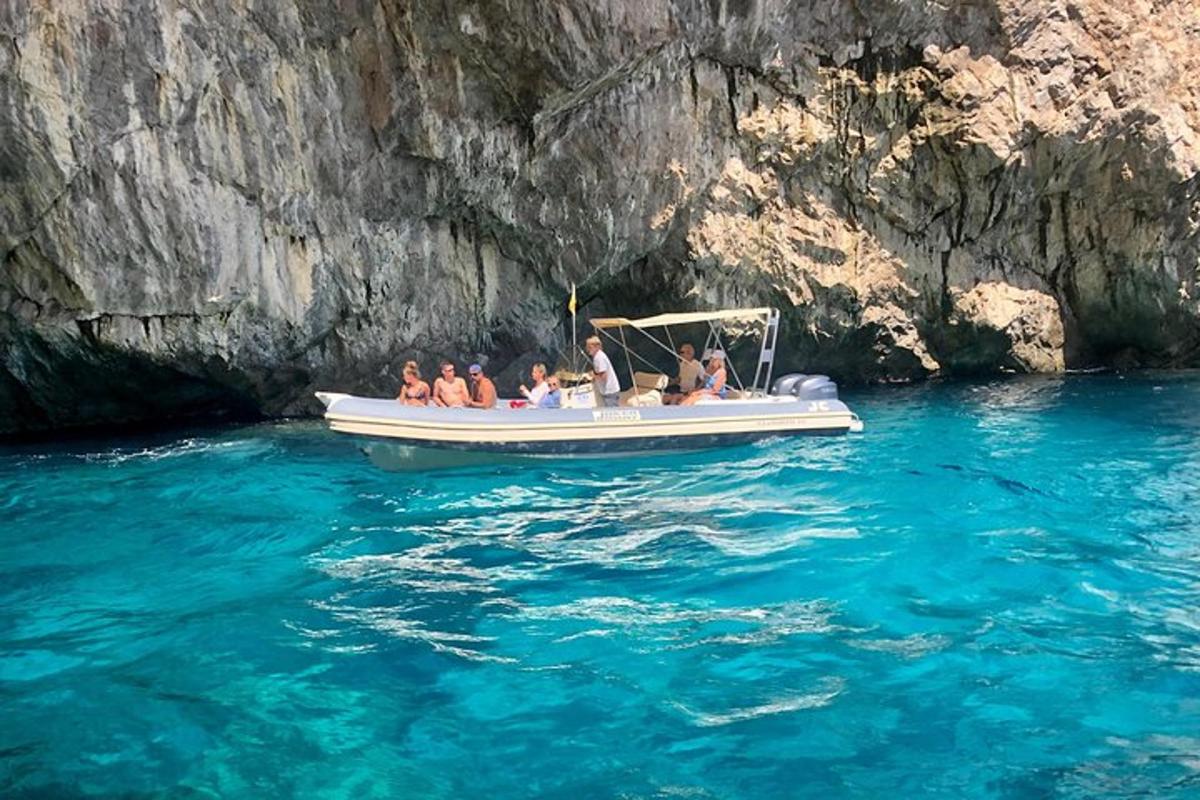 un gruppo di persone su una barca in acqua