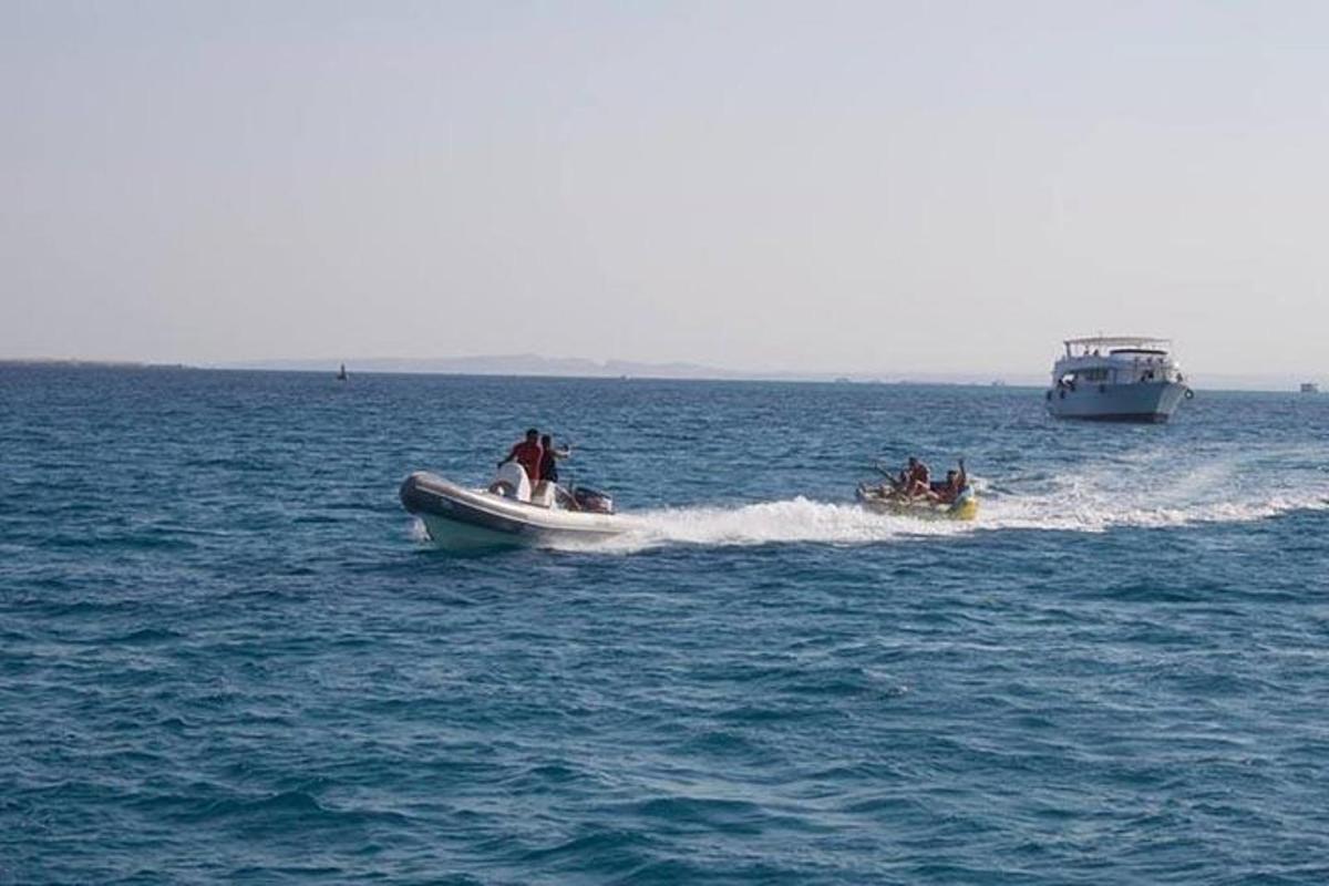 μια ομάδα ανθρώπων σε μια βάρκα στο νερό