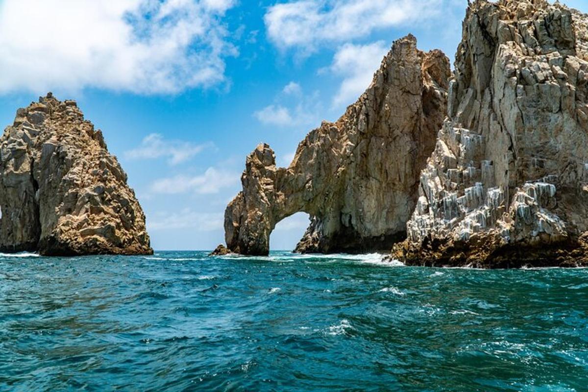 Un arco en el agua cerca de algunas rocas en el océano.
