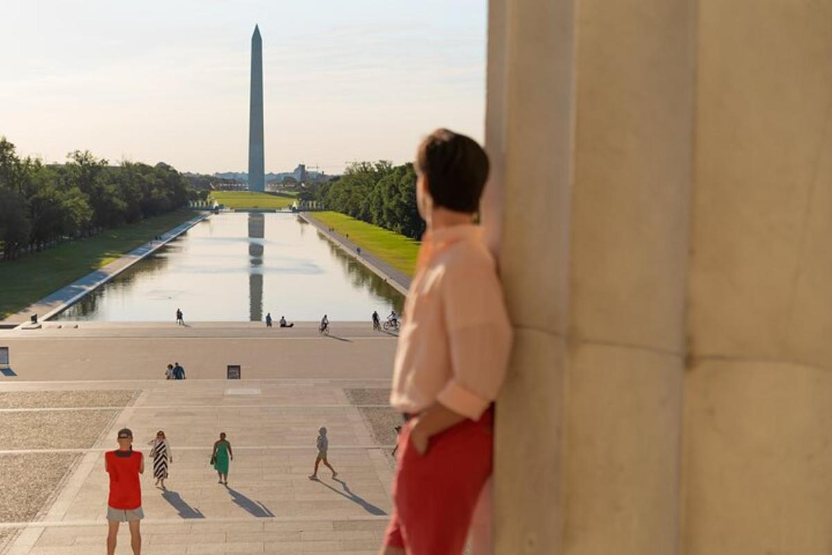 Egy nő egy épületből nézi a Washington-emlékművet