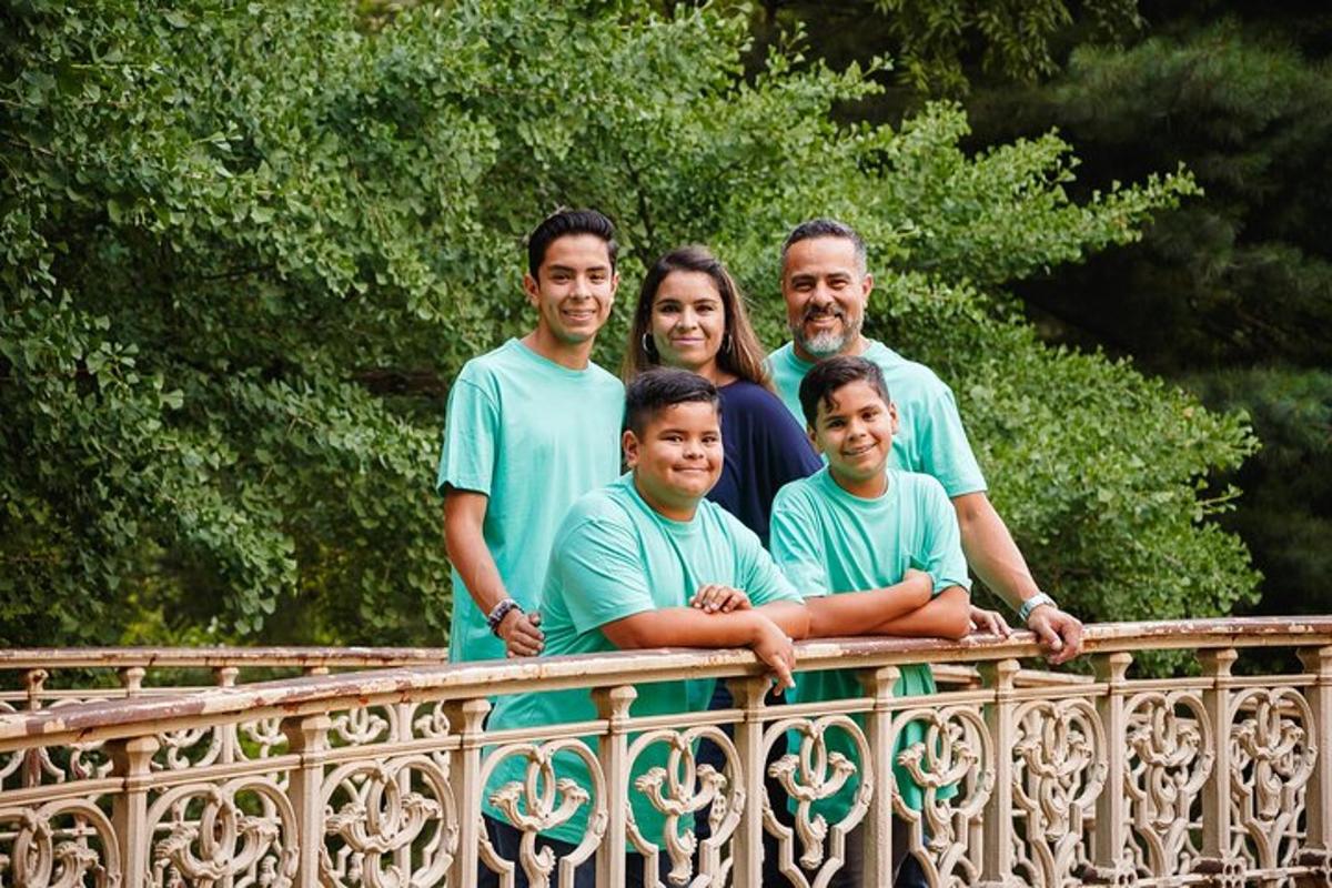 una família posa en un pont